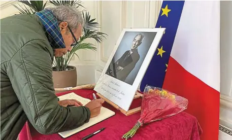  ?? | PHOTO : OUEST-FRANCE ?? Les citoyens se succèdent à la chanceller­ie, depuis vendredi soir, pour rendre hommage à Robert Badinter.