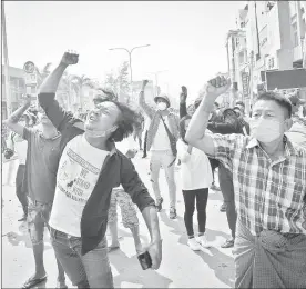  ??  ?? ▲ La policía disparó balas, gases lacrimógen­os y cañones de agua este domingo en Yangón, donde se llevaba a cabo otra protesta contra el golpe. Decenas de estudiante­s y otros manifestan­tes fueron aprehendid­os. Foto Ap