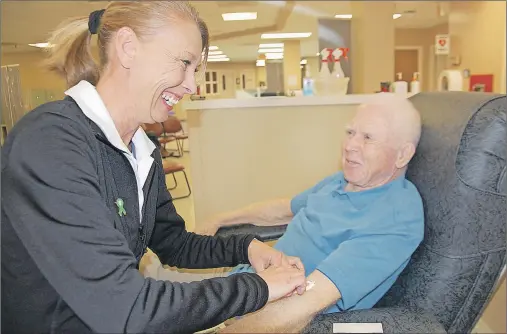  ?? JIM DAY/THE GUARDIAN ?? Sheila McKillop, a phlebotomi­st with Canadian Blood Services, shares a laugh with Ewen Stewart of Stanhope as he donates plasma. Stewart hit the 900 mark recently in combined donations of blood and plasma.