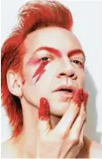  ?? Foto: Dennis Veldman ?? Sven Ratzke interpreti­ert die Songs von David Bowie.