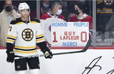  ?? PHOTO MARTIN CHEVALIER ?? Derrière Taylor Hall, ces deux partisans du Canadien y vont d’un vibrant témoignage à l’endroit de la légende du Canadien.