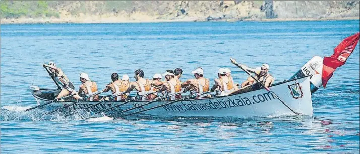  ?? FOTO: EUSKO LABEL LIGA ?? Aitor Lazkano El joven patrón, en la popa de la trainera de Zierbena, negociando una ciaboga en la regata disputada el domingo en la localidad gallega de Ares