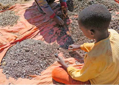  ?? !REUTERS" ?? La plupart des enfants employés dans les mines travaillen­t pour payer leur scolarité et aider leur famille.