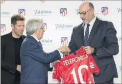  ??  ?? ACUERDO. Simeone y Cerezo entregan a Emilio Gayo una camiseta.