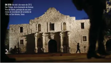  ??  ?? En Esta foto del 6 de marzo de 2013, Dan Phillips, de la Asociación de Historia Viva del Alamo, participa de una ceremonia en recordació­n de la batalla de 1836, en San Antonio, Texas