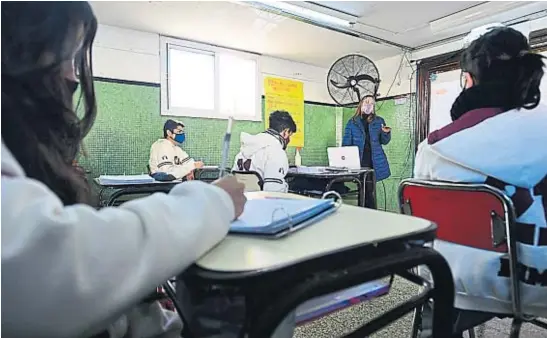  ?? NICOLÁS BRAVO ?? EN CLASES. El actual protocolo dispone una separación mínima entre los estudiante­s de un metro y medio, lo que reduce considerab­lemente el aforo en cada aula.