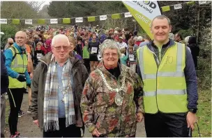  ??  ?? ●● CAFOD fun run, with Bollington mayor Angela Williams, consort Dai Williams (left) and race director Tim Marsh