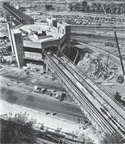  ?? THE COMMERCIAL APPEAL FILES ?? Oct. 9, 1978: Constructi­on of the Mud Island tram was well underway when this photograph was taken. The Front Street station is in left center of this photograph taken from City Hall.