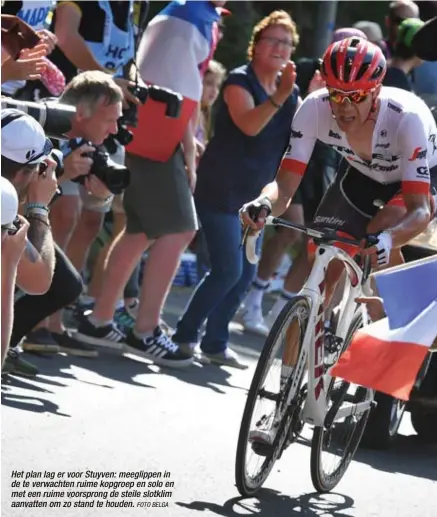  ?? FOTO BELGA ?? Het plan lag er voor Stuyven: meeglippen in de te verwachten ruime kopgroep en solo en met een ruime voorsprong de steile slotklim aanvatten om zo stand te houden.