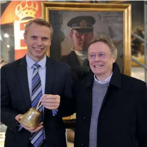  ?? ?? Director Christian Ortner of the Army Museum, Vienna receiving the U4 dive-bell from the author in December 2015