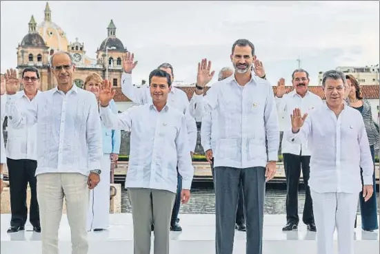  ?? LUIS ACOSTA / AFP ?? El rei Felip VI entre Peña Nieto (a la seva esquerra) i Santos ahir a Cartagena a la foto de família de la cimera