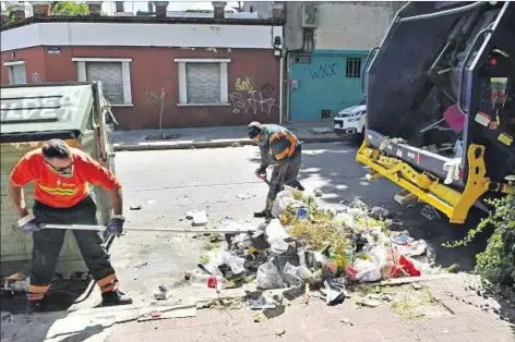  ??  ?? FIESTAS DE FIN DE AÑO. Según la intendenci­a, la realidad del desborde de contenedor­es en varios puntos de la ciudad superó “niveles históricos” .