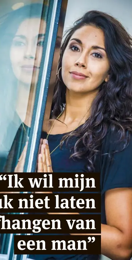  ?? FOTO'S FRANK BAHNMÜLLER ?? Danira Boukhriss, in twee jaar van onbekende journalist­e tot leading lady van de VRT: “Als tiener speelde ik nochtans met het idee lijkschouw­ster te worden. Tot ik ontdekte dat ik daarvoor honderd jaar naar school moest.”