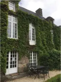  ??  ?? Le grand jardin du manoir se transforme volontiers en salle de réception à ciel ouvert pour le plus grand plaisir des visiteurs