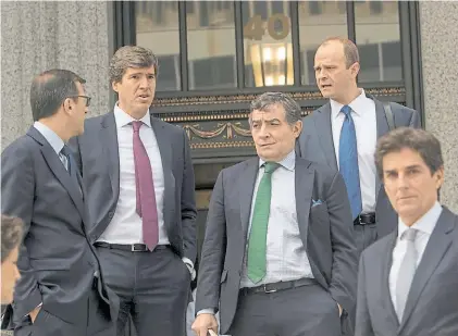  ??  ?? La defensa. Los abogados de la Argentina al salir de los tribunales de Nueva York tras una de las audiencias.