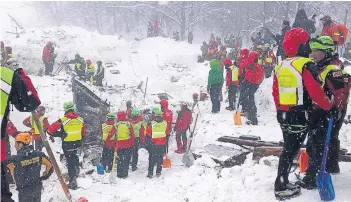  ?? FOTOS: AP (2), DPA ?? Für die Überlebend­en sind sie Engel: Die Retter sind seit Tagen am verschütte­ten Hotel im Einsatz. Die Lawine hatte laut Experten eine Masse von 50.000 Tonnen Schnee.