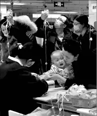  ?? CHEN ZEBING / CHINA DAILY ?? A child with the flu is given an intravenou­s drip at Beijing Children’s Hospital on Tuesday.