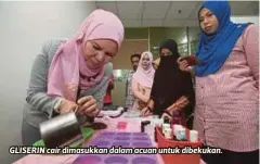  ??  ?? GLISERIN cair dimasukkan dalam acuan untuk dibekukan.