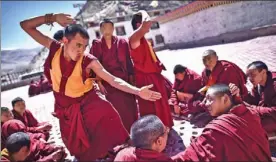  ?? WU GANG / XINHUA ?? Monks hone their debating skills at a monastery in Qinghai province.