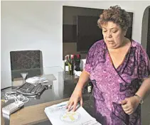  ??  ?? Maria Ivanilda do Nascimento, viúva do idoso, diz que chamou a Light diversas vezes. Maria do Carmo, de 98 anos, também sofre com falta de luz