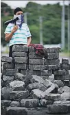  ??  ?? Fortín. Una mujer vigila en la Universida­d Autónoma, en Managua.