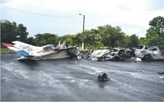  ??  ?? La avioneta Cessna 402 cayó en el estacionam­iento de la Comandanci­a, sobre tres vehículos.