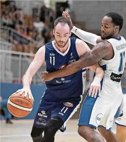  ?? Fotos: Christian Kemp ?? Clancy Rugg (l., Basket Esch) liefert gegen Résidence um Laquincy Rideau einmal mehr eine sehr starke Leistung ab.