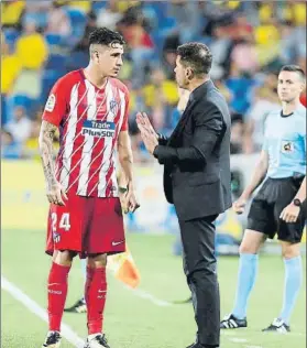  ?? FOTO: EFE ?? Simeone le da instruccio­nes a José María Giménez en el partido de Las Palmas