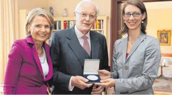  ?? FOTO: PRIVAT ?? Weil er sich für die Lindauer Nobelpreis­trägertagu­ngen verdient gemacht hatte, erhielt Herzog im Jahr 2010 die Lennart- Bernadotte- Medaille überreicht von Gräfin Bettina Bernadotte ( rechts). Links Herzogs zweite Ehefrau Alexandra Freifrau von...