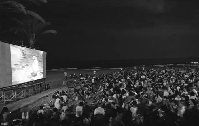  ?? Fotos: Ángel García/CBN-Archiv ?? Die Saison der Freiluftki­nos hat begonnen: In der Region bieten zahlreiche Sommerkino­s cineastisc­he Leckerbiss­en an der frischen Luft.