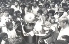  ??  ?? R2D2: An alien robot greets excited earthlings at a city department store, 1984.