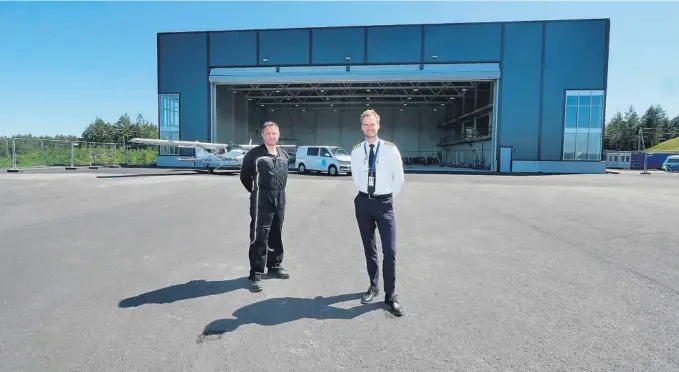  ?? FOTO: FRANK JOHANNESSE­N ?? NY HANGAR: Flyteknike­r Roger Bøthun og sjefinstru­ktør Martin Floor gleder seg over at den nye hangaren på Gullknapp snart er ferdig.