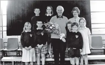  ?? 01_B28twe04 ?? Brodick Primary School’s office auxiliary Jess Fulton retired last week after 14 years’ service. Presenting her with flowers were class captains Lucy McNicol, Colin Ribbeck, Sam McDowall, Robyn Keen, John Percy, Euan Smith, headmistre­ss Muriel Argo and Naomi Kelly.