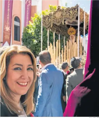  ?? RAÚL CARO / EFE ?? Susana Díaz, en la salida de una cofradía de Sevilla en su etapa como presidenta andaluza.