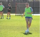  ?? CLAYTON FREEMAN/FLORIDA TIMES-UNION ?? Ponte Vedra fullback Hadley Conway passes in practice before the final four.