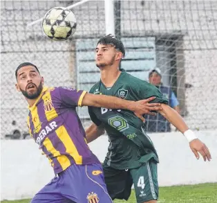  ?? FOTO: EMMANUEL BRIANE-LA NUEVA. ?? Primero yo, Barroso no le saca la mirada a la pelota con la marca de Ehulech.