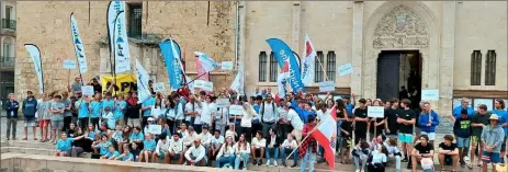  ?? ?? Les coureurs devant la mairie