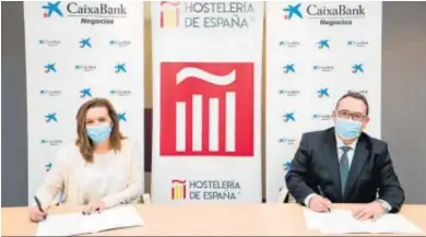  ??  ?? Ana Díez Fontana, directora ejecutiva de Negocios y Emprendedo­res de CaixaBank, y Jose Luis Yzuel, presidente de Hostelería de España.