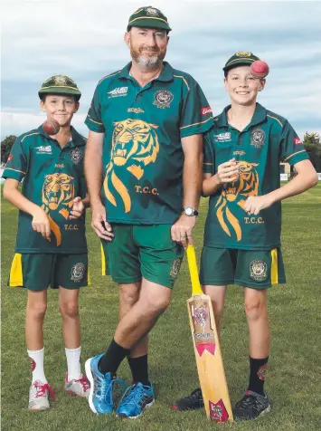  ?? Picture: PAT SCALA ?? FAIRYTALE FINISH: Thomson’s Grant Dew with sons Xavier, 11, and Sebastian, 14.