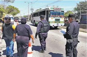  ??  ?? Dispositiv­o. La Policía de Tránsito reforzó el dispositiv­o de control vehicular luego de que detectaron que algunos motoristas se desviaban para evadir la revisión y pruebas.