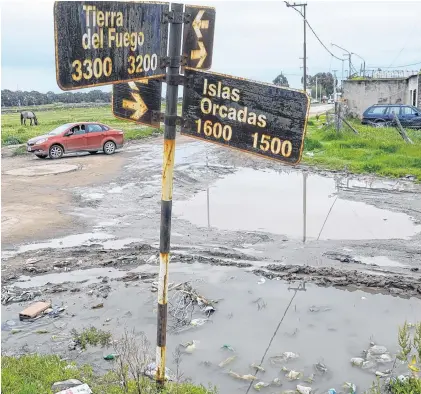  ?? PABLO PRESTI- LA NUEVA. ?? Las calles, anegadas por el agua de las lluvias, es uno de los tantos problemas que viven los vecinos de Villa Talleres.