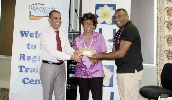  ?? Photo: Fiji Revenue and Customs Service ?? Fiji Revenue and Customs Service chief executive Visvanath Das (left) hands over a gift to Fiji Cancer Society officials Laisa Vulakoro (centre) and Kaliova Kadomavatu at the FRCS office in Suva on September 25, 2017.