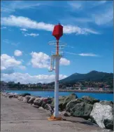  ??  ?? Les bouées de chenal balisant de la rivière Bidassoa pour rejoindre Hendaye sont vraiment petites.