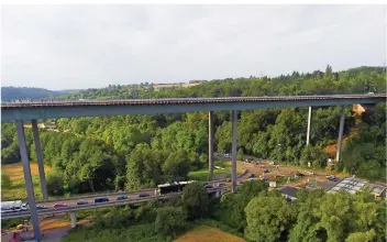  ?? FOTO: B&B ?? Fast anmutig, trotzdem eine Art Landschaft­smarke: die Fechinger Talbrücke. Sie ist Teil der Bundesauto­bahn A6.