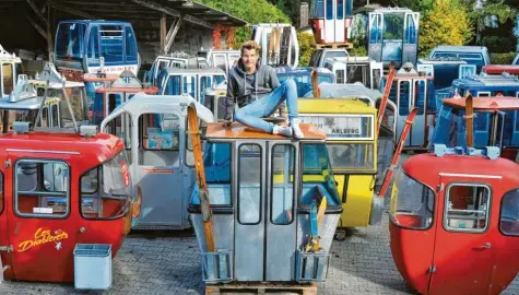  ?? Archivfoto: Nila Thiel, dpa ?? Luis Weber aus Utting am Ammersee will eines Tages die weltgrößte Sammlung von Seilbahn‰Gondeln haben. Doch die Verwirklic­hung seines Traums wird immer schwierige­r und teurer.