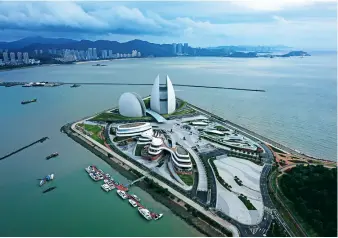  ??  ?? L’Opéra de Zhuhai dans le Guangdong, en forme de pétoncle, en cours de constructi­on