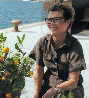  ?? Foto: TV4 ?? Veckans första värd är Karin Englund. Till vardags jobbar som butikschef i en blomsteraf­fär.