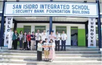  ?? CONTRIBUTE­D PHOTO ?? Along with project partners, Security Bank Foundation, Inc. ceremoniou­sly turns over a miniature school building to San Isidro Integrated School after a donation of a two-story, ten-classroom.