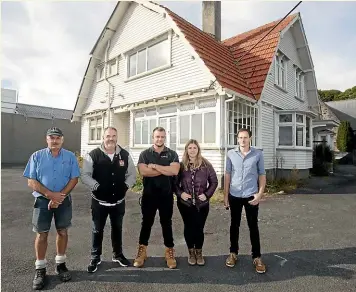  ?? ANDY JACKSON/ STUFF ?? Site developers John Street and Philip Brown joined keen renovators Adam and Nicola Warner and Heritage Taranaki chairman Hamish Crimp in front of the New Plymouth house that will soon be moved to Tikorangi.