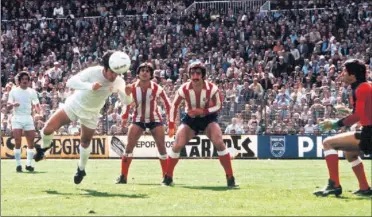  ??  ?? EN 1979. Santillana remata y Arteche defiende. Madrid y Atlético empataron en el Bernabéu (1-1).